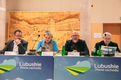 Posiedzenie Wojewódzkiej Rady Dialogu Społecznego, które zgromadziło przedstawicieli różnych sektorów, aby wspólnie omówić kluczowe wyzwania i możliwości dla województwa lubuskiego