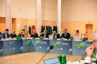 Posiedzenie Wojewódzkiej Rady Dialogu Społecznego, które zgromadziło przedstawicieli różnych sektorów, aby wspólnie omówić kluczowe wyzwania i możliwości dla województwa lubuskiego