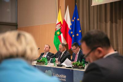 Posiedzenie Wojewódzkiej Rady Dialogu Społecznego, które zgromadziło przedstawicieli różnych sektorów, aby wspólnie omówić kluczowe wyzwania i możliwości dla województwa lubuskiego