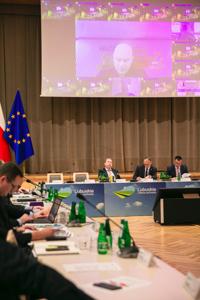 Posiedzenie Wojewódzkiej Rady Dialogu Społecznego, które zgromadziło przedstawicieli różnych sektorów, aby wspólnie omówić kluczowe wyzwania i możliwości dla województwa lubuskiego