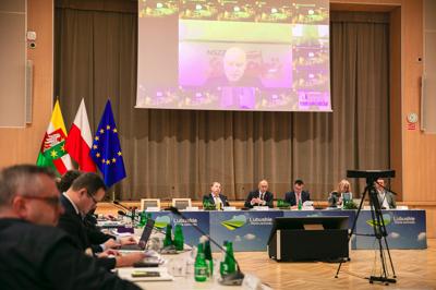 Posiedzenie Wojewódzkiej Rady Dialogu Społecznego, które zgromadziło przedstawicieli różnych sektorów, aby wspólnie omówić kluczowe wyzwania i możliwości dla województwa lubuskiego