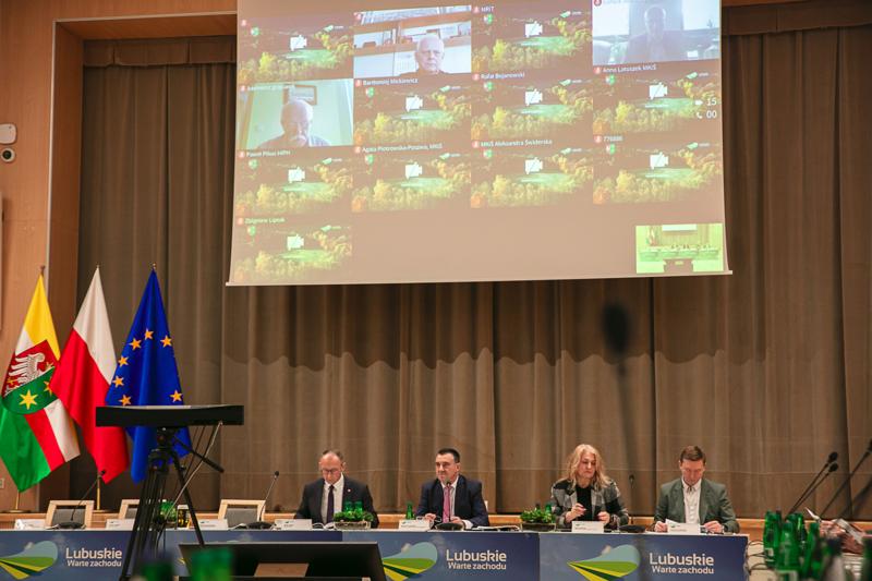 Posiedzenie Wojewódzkiej Rady Dialogu Społecznego, które zgromadziło przedstawicieli różnych sektorów, aby wspólnie omówić kluczowe wyzwania i możliwości dla województwa lubuskiego