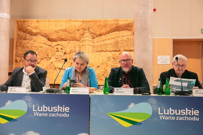 Posiedzenie Wojewódzkiej Rady Dialogu Społecznego, które zgromadziło przedstawicieli różnych sektorów, aby wspólnie omówić kluczowe wyzwania i możliwości dla województwa lubuskiego