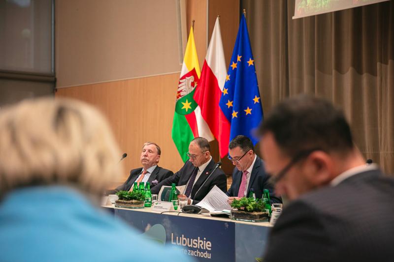 Posiedzenie Wojewódzkiej Rady Dialogu Społecznego, które zgromadziło przedstawicieli różnych sektorów, aby wspólnie omówić kluczowe wyzwania i możliwości dla województwa lubuskiego