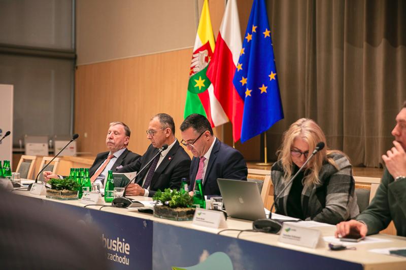 Posiedzenie Wojewódzkiej Rady Dialogu Społecznego, które zgromadziło przedstawicieli różnych sektorów, aby wspólnie omówić kluczowe wyzwania i możliwości dla województwa lubuskiego