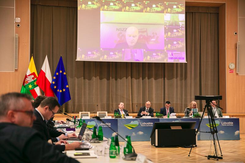 Posiedzenie Wojewódzkiej Rady Dialogu Społecznego, które zgromadziło przedstawicieli różnych sektorów, aby wspólnie omówić kluczowe wyzwania i możliwości dla województwa lubuskiego