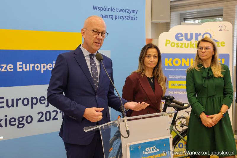 Marszałek Marcin Jabłoński przemawia do laureatów konkursu terenowego EuroPoszukiwacze