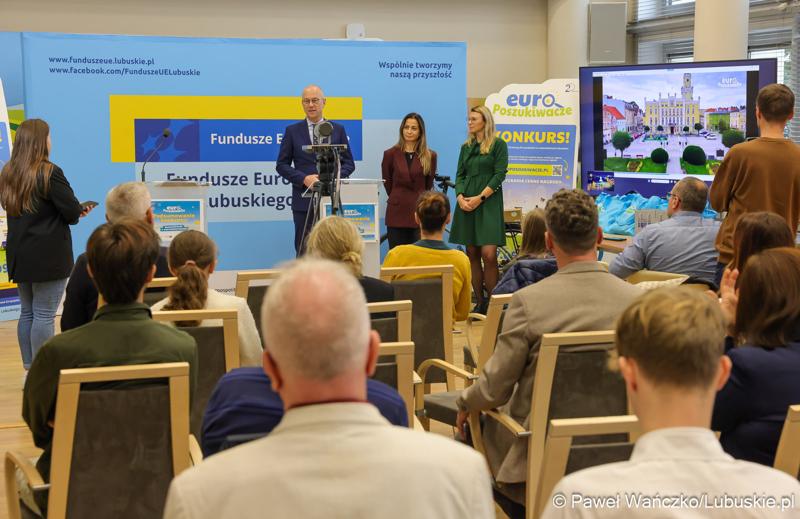 Marszałek Marcin Jabłoński przemawia do laureatów konkursu terenowego EuroPoszukiwacze