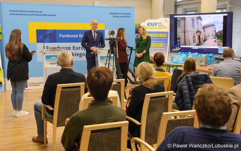 Marszałek Marcin Jabłoński przemawia do laureatów konkursu terenowego EuroPoszukiwacze