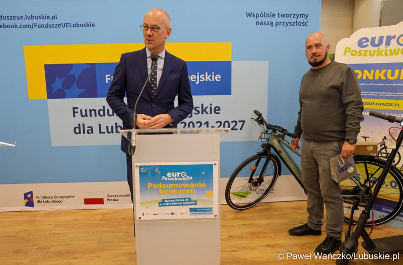 Marszałek Marcin Jabłoński przemawia do laureatów konkursu terenowego EuroPoszukiwacze
