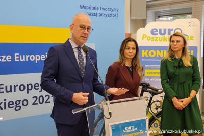 Marszałek Marcin Jabłoński przemawia do laureatów konkursu terenowego EuroPoszukiwacze