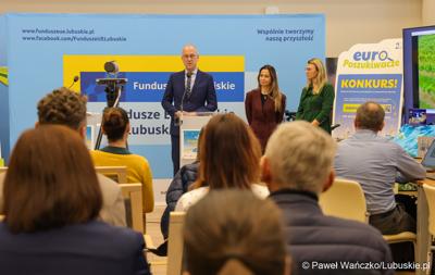 Marszałek Marcin Jabłoński przemawia do laureatów konkursu terenowego EuroPoszukiwacze