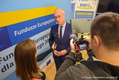 Marszałek Marcin Jabłoński udziela wywiadu lubuskim mediom