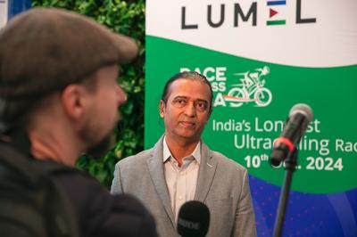 Krzysztof Fechner wrócił po niesamowitym wyczynie – jako pierwszy Europejczyk ukończył ultramaraton rowerowy w Indiach, zajmując drugie miejsce! Podczas powitalnej konferencji podzielił się emocjami z trasy, opowiadając o trudnościach, walce ze słabościami i zapierających dech w piersiach momentach.