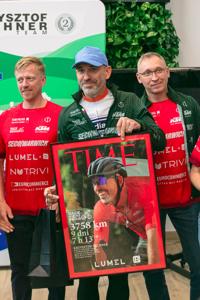 Krzysztof Fechner wrócił po niesamowitym wyczynie – jako pierwszy Europejczyk ukończył ultramaraton rowerowy w Indiach, zajmując drugie miejsce! Podczas powitalnej konferencji podzielił się emocjami z trasy, opowiadając o trudnościach, walce ze słabościami i zapierających dech w piersiach momentach.
