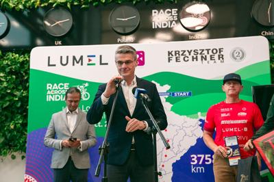 Krzysztof Fechner wrócił po niesamowitym wyczynie – jako pierwszy Europejczyk ukończył ultramaraton rowerowy w Indiach, zajmując drugie miejsce! Podczas powitalnej konferencji podzielił się emocjami z trasy, opowiadając o trudnościach, walce ze słabościami i zapierających dech w piersiach momentach.