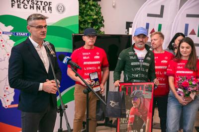Krzysztof Fechner wrócił po niesamowitym wyczynie – jako pierwszy Europejczyk ukończył ultramaraton rowerowy w Indiach, zajmując drugie miejsce! Podczas powitalnej konferencji podzielił się emocjami z trasy, opowiadając o trudnościach, walce ze słabościami i zapierających dech w piersiach momentach.