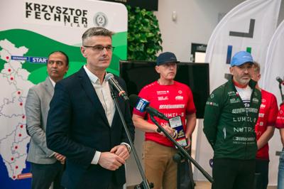 Krzysztof Fechner wrócił po niesamowitym wyczynie – jako pierwszy Europejczyk ukończył ultramaraton rowerowy w Indiach, zajmując drugie miejsce! Podczas powitalnej konferencji podzielił się emocjami z trasy, opowiadając o trudnościach, walce ze słabościami i zapierających dech w piersiach momentach.