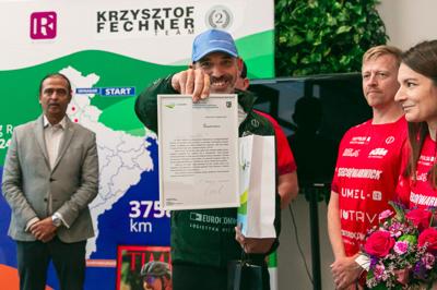 Krzysztof Fechner wrócił po niesamowitym wyczynie – jako pierwszy Europejczyk ukończył ultramaraton rowerowy w Indiach, zajmując drugie miejsce! Podczas powitalnej konferencji podzielił się emocjami z trasy, opowiadając o trudnościach, walce ze słabościami i zapierających dech w piersiach momentach.