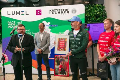Krzysztof Fechner wrócił po niesamowitym wyczynie – jako pierwszy Europejczyk ukończył ultramaraton rowerowy w Indiach, zajmując drugie miejsce! Podczas powitalnej konferencji podzielił się emocjami z trasy, opowiadając o trudnościach, walce ze słabościami i zapierających dech w piersiach momentach.