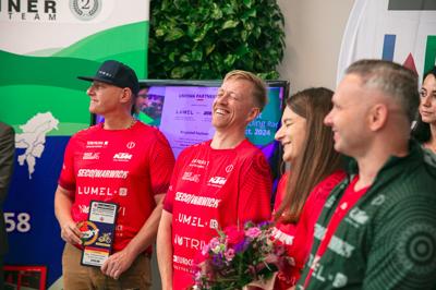 Krzysztof Fechner wrócił po niesamowitym wyczynie – jako pierwszy Europejczyk ukończył ultramaraton rowerowy w Indiach, zajmując drugie miejsce! Podczas powitalnej konferencji podzielił się emocjami z trasy, opowiadając o trudnościach, walce ze słabościami i zapierających dech w piersiach momentach.