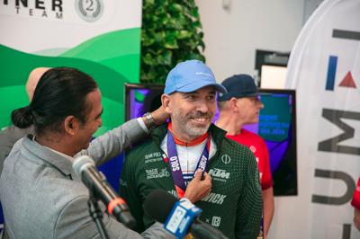 Krzysztof Fechner wrócił po niesamowitym wyczynie – jako pierwszy Europejczyk ukończył ultramaraton rowerowy w Indiach, zajmując drugie miejsce! Podczas powitalnej konferencji podzielił się emocjami z trasy, opowiadając o trudnościach, walce ze słabościami i zapierających dech w piersiach momentach.