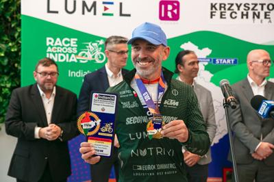 Krzysztof Fechner wrócił po niesamowitym wyczynie – jako pierwszy Europejczyk ukończył ultramaraton rowerowy w Indiach, zajmując drugie miejsce! Podczas powitalnej konferencji podzielił się emocjami z trasy, opowiadając o trudnościach, walce ze słabościami i zapierających dech w piersiach momentach.
