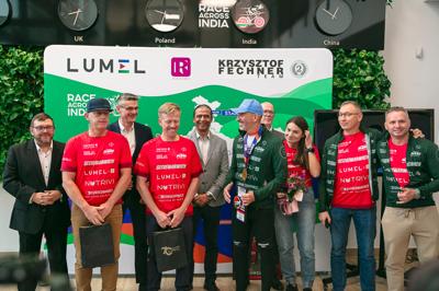 Krzysztof Fechner wrócił po niesamowitym wyczynie – jako pierwszy Europejczyk ukończył ultramaraton rowerowy w Indiach, zajmując drugie miejsce! Podczas powitalnej konferencji podzielił się emocjami z trasy, opowiadając o trudnościach, walce ze słabościami i zapierających dech w piersiach momentach.
