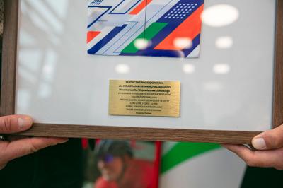 Krzysztof Fechner wrócił po niesamowitym wyczynie – jako pierwszy Europejczyk ukończył ultramaraton rowerowy w Indiach, zajmując drugie miejsce! Podczas powitalnej konferencji podzielił się emocjami z trasy, opowiadając o trudnościach, walce ze słabościami i zapierających dech w piersiach momentach.