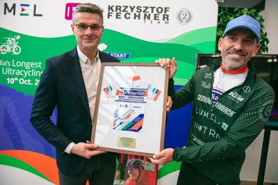 Krzysztof Fechner wrócił po niesamowitym wyczynie – jako pierwszy Europejczyk ukończył ultramaraton rowerowy w Indiach, zajmując drugie miejsce! Podczas powitalnej konferencji podzielił się emocjami z trasy, opowiadając o trudnościach, walce ze słabościami i zapierających dech w piersiach momentach.