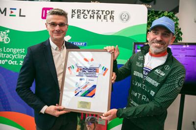 Krzysztof Fechner wrócił po niesamowitym wyczynie – jako pierwszy Europejczyk ukończył ultramaraton rowerowy w Indiach, zajmując drugie miejsce! Podczas powitalnej konferencji podzielił się emocjami z trasy, opowiadając o trudnościach, walce ze słabościami i zapierających dech w piersiach momentach.