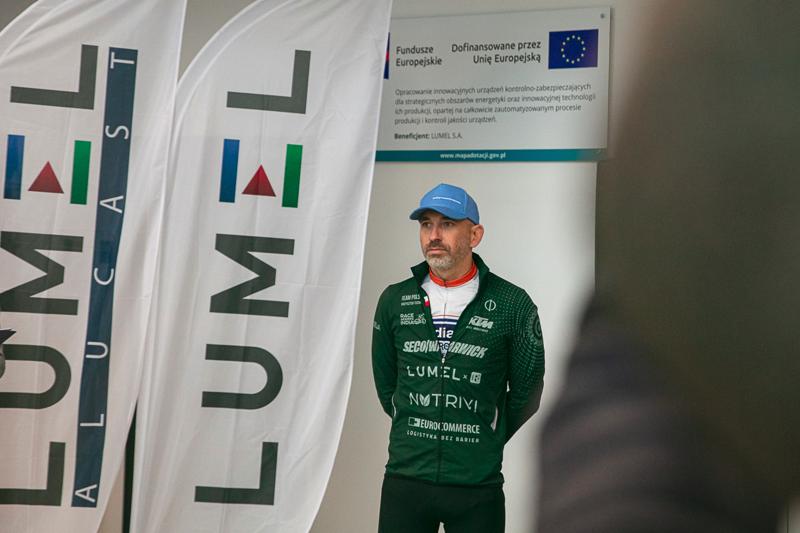 Krzysztof Fechner wrócił po niesamowitym wyczynie – jako pierwszy Europejczyk ukończył ultramaraton rowerowy w Indiach, zajmując drugie miejsce! Podczas powitalnej konferencji podzielił się emocjami z trasy, opowiadając o trudnościach, walce ze słabościami i zapierających dech w piersiach momentach.