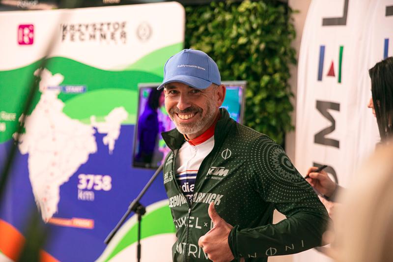Krzysztof Fechner wrócił po niesamowitym wyczynie – jako pierwszy Europejczyk ukończył ultramaraton rowerowy w Indiach, zajmując drugie miejsce! Podczas powitalnej konferencji podzielił się emocjami z trasy, opowiadając o trudnościach, walce ze słabościami i zapierających dech w piersiach momentach.