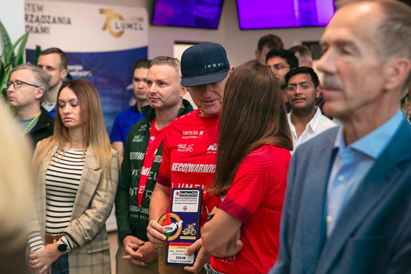 Krzysztof Fechner wrócił po niesamowitym wyczynie – jako pierwszy Europejczyk ukończył ultramaraton rowerowy w Indiach, zajmując drugie miejsce! Podczas powitalnej konferencji podzielił się emocjami z trasy, opowiadając o trudnościach, walce ze słabościami i zapierających dech w piersiach momentach.