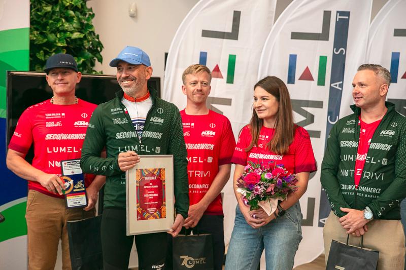 Krzysztof Fechner wrócił po niesamowitym wyczynie – jako pierwszy Europejczyk ukończył ultramaraton rowerowy w Indiach, zajmując drugie miejsce! Podczas powitalnej konferencji podzielił się emocjami z trasy, opowiadając o trudnościach, walce ze słabościami i zapierających dech w piersiach momentach.