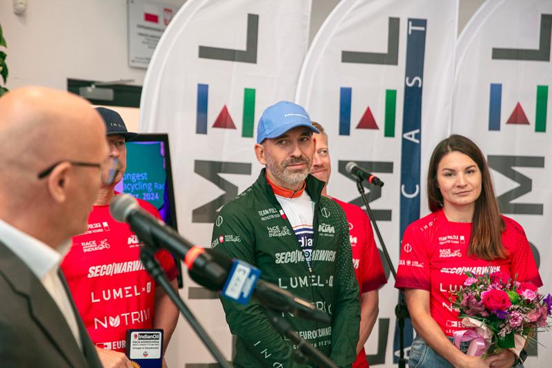 Krzysztof Fechner wrócił po niesamowitym wyczynie – jako pierwszy Europejczyk ukończył ultramaraton rowerowy w Indiach, zajmując drugie miejsce! Podczas powitalnej konferencji podzielił się emocjami z trasy, opowiadając o trudnościach, walce ze słabościami i zapierających dech w piersiach momentach.