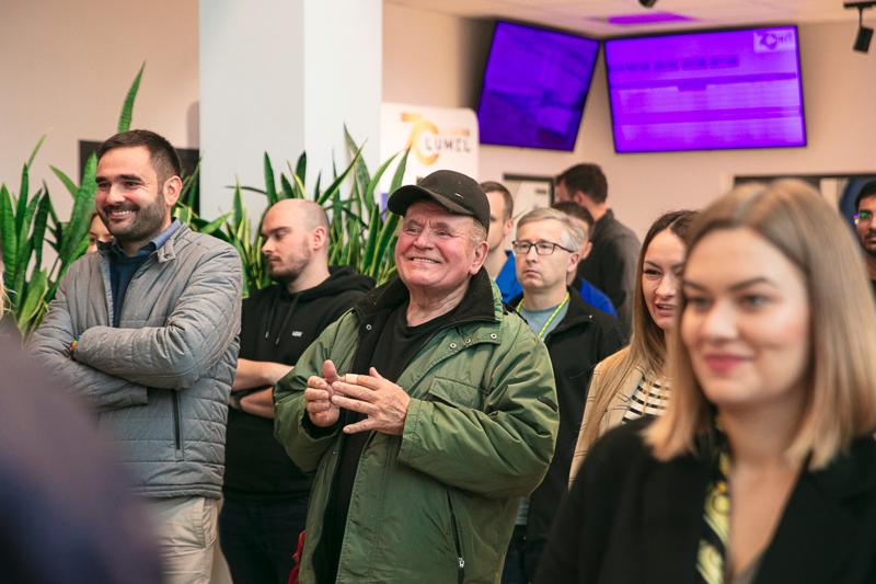 Krzysztof Fechner wrócił po niesamowitym wyczynie – jako pierwszy Europejczyk ukończył ultramaraton rowerowy w Indiach, zajmując drugie miejsce! Podczas powitalnej konferencji podzielił się emocjami z trasy, opowiadając o trudnościach, walce ze słabościami i zapierających dech w piersiach momentach.
