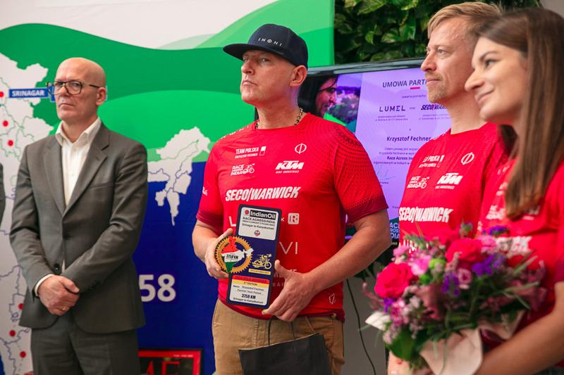 Krzysztof Fechner wrócił po niesamowitym wyczynie – jako pierwszy Europejczyk ukończył ultramaraton rowerowy w Indiach, zajmując drugie miejsce! Podczas powitalnej konferencji podzielił się emocjami z trasy, opowiadając o trudnościach, walce ze słabościami i zapierających dech w piersiach momentach.