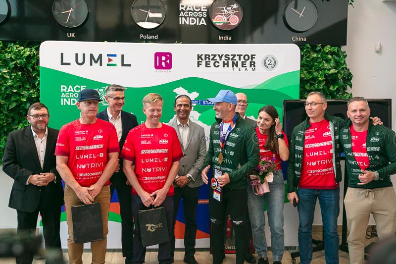 Krzysztof Fechner wrócił po niesamowitym wyczynie – jako pierwszy Europejczyk ukończył ultramaraton rowerowy w Indiach, zajmując drugie miejsce! Podczas powitalnej konferencji podzielił się emocjami z trasy, opowiadając o trudnościach, walce ze słabościami i zapierających dech w piersiach momentach.