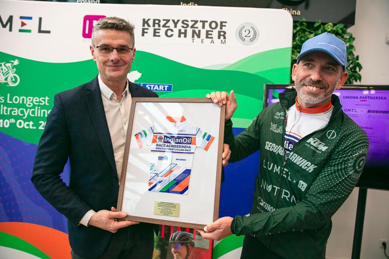 Krzysztof Fechner wrócił po niesamowitym wyczynie – jako pierwszy Europejczyk ukończył ultramaraton rowerowy w Indiach, zajmując drugie miejsce! Podczas powitalnej konferencji podzielił się emocjami z trasy, opowiadając o trudnościach, walce ze słabościami i zapierających dech w piersiach momentach.
