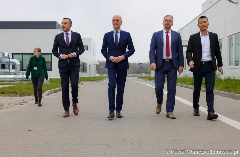Marszałek Wojeództwa Lubuskiego Marcin Jabłoński odwiedził siedzibę firmy Minth w Wiechlicach koło Szprotawy