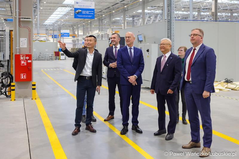 Marszałek Wojeództwa Lubuskiego Marcin Jabłoński odwiedził siedzibę firmy Minth w Wiechlicach koło Szprotawy