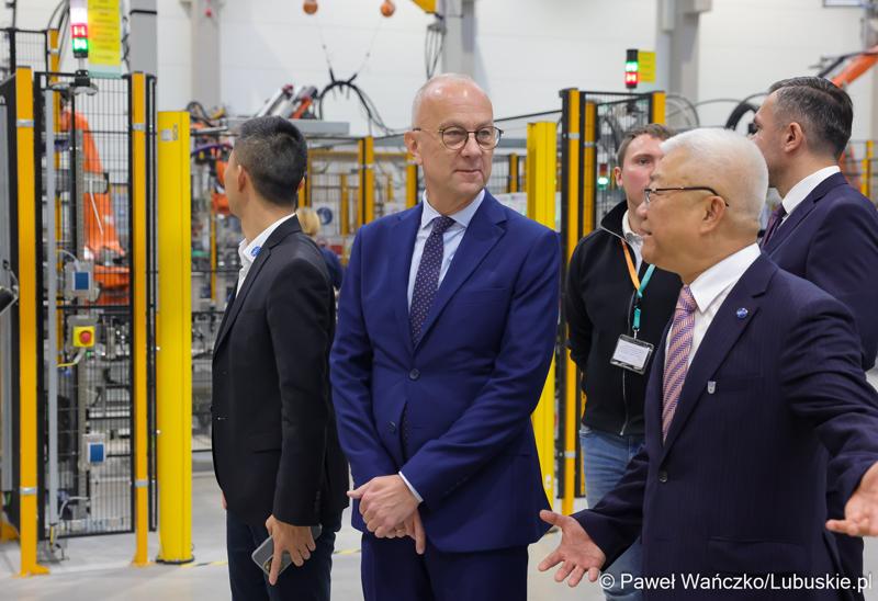 Marszałek Wojeództwa Lubuskiego Marcin Jabłoński odwiedził siedzibę firmy Minth w Wiechlicach koło Szprotawy