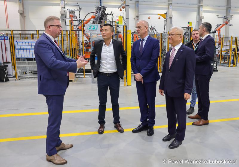 Marszałek Wojeództwa Lubuskiego Marcin Jabłoński odwiedził siedzibę firmy Minth w Wiechlicach koło Szprotawy