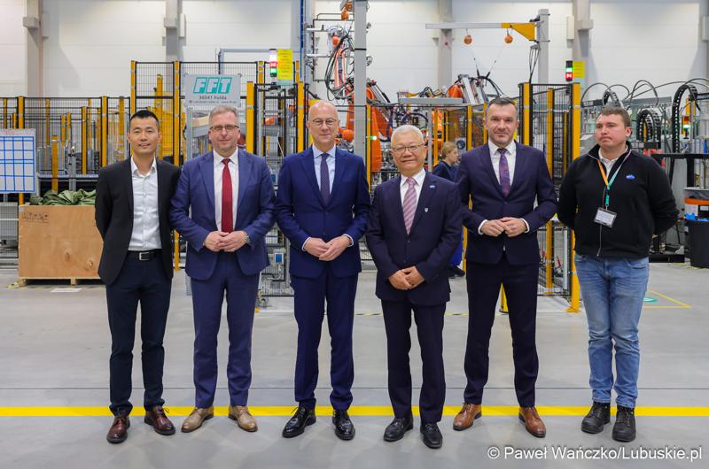 Marszałek Wojeództwa Lubuskiego Marcin Jabłoński odwiedził siedzibę firmy Minth w Wiechlicach koło Szprotawy