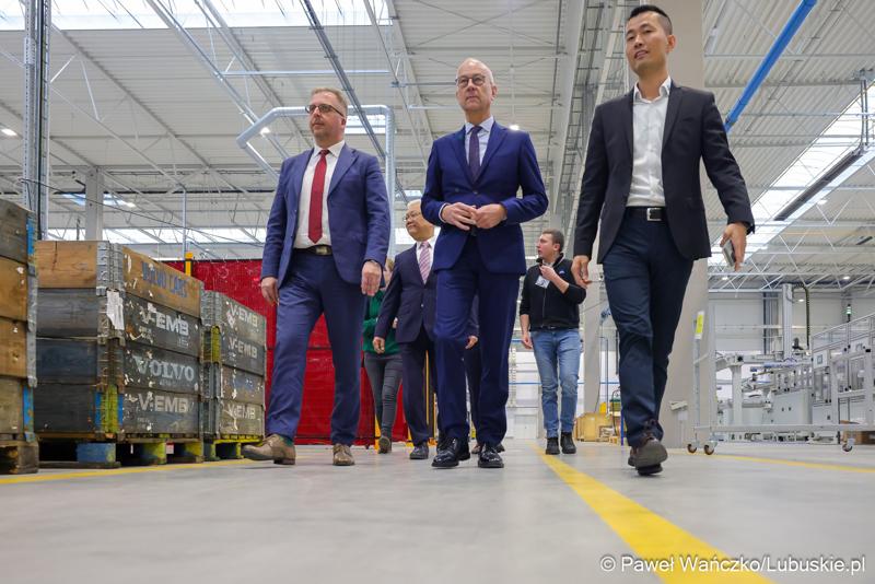 Marszałek Wojeództwa Lubuskiego Marcin Jabłoński odwiedził siedzibę firmy Minth w Wiechlicach koło Szprotawy