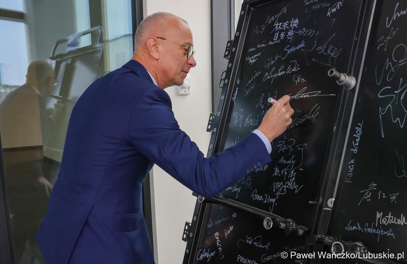 Marszałek Wojeództwa Lubuskiego Marcin Jabłoński odwiedził siedzibę firmy Minth w Wiechlicach koło Szprotawy