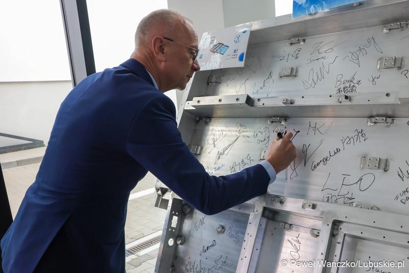 Marszałek Wojeództwa Lubuskiego Marcin Jabłoński odwiedził siedzibę firmy Minth w Wiechlicach koło Szprotawy