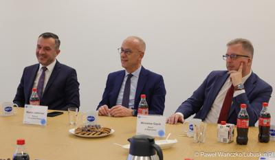 Marszałek Wojeództwa Lubuskiego Marcin Jabłoński odwiedził siedzibę firmy Minth w Wiechlicach koło Szprotawy