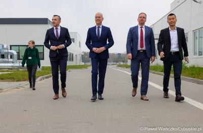 Marszałek Wojeództwa Lubuskiego Marcin Jabłoński odwiedził siedzibę firmy Minth w Wiechlicach koło Szprotawy